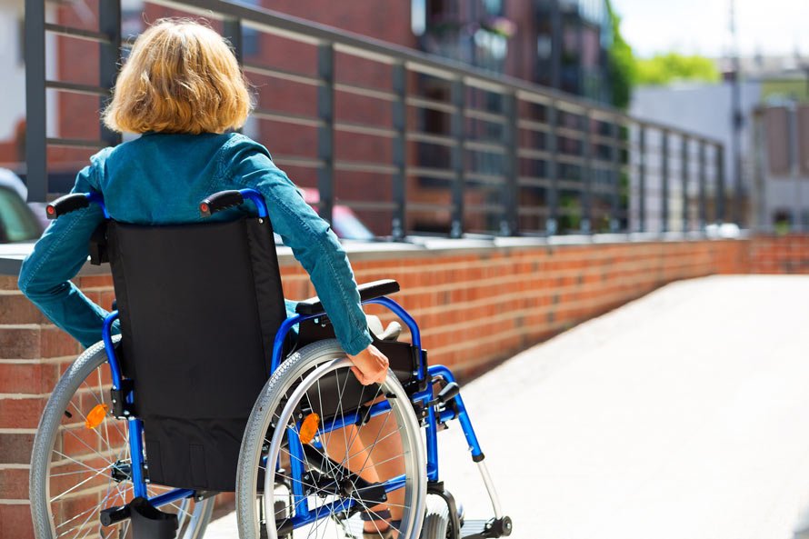 Zdjęcie kobiety na lekkim wózku inwalidzkim