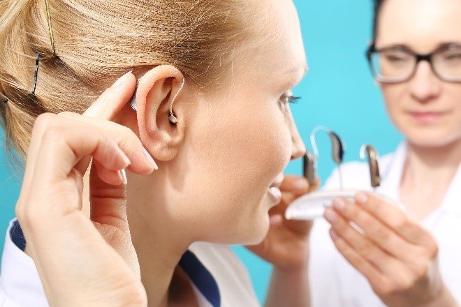 Zakładanie i pielęgnacja aparatu słuchowego