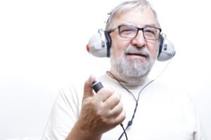mężczyzna podczas badania słuchu