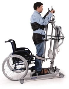 Niepełnosprawny korzystający z pionizatora.
