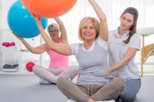 Kobieta ćwicząca z piłką rehabilitacyjną - brandvital.eu