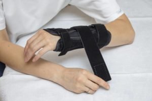 Kobieta zakładająca stabilizator na nadgarstek - brandvital.eu