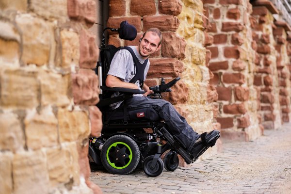 Mężczyzna na elektrycznym wózku inwalidzkim samodzielnie przemierza miasto - brandvital.eu