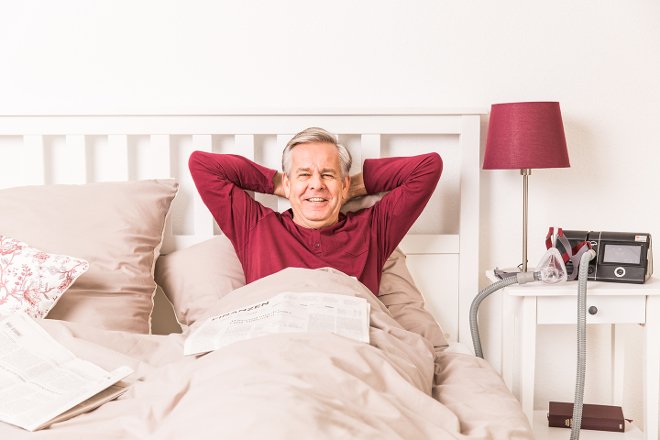 Mężczyzna w łóżku wyspany dzięki użyciu CPAP