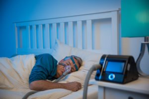 Mężczyzna śpiący w masce do aparatu CPAP - brandvital.eu