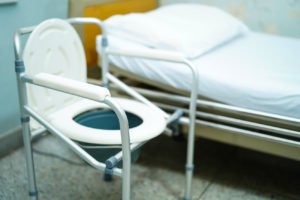 Krzesło toaletowe dla pacjenta niepełnosprawnego - brandvital.eu