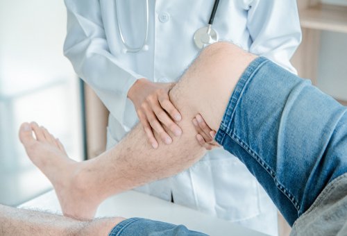 Badanie kości piszczelowej przez fizjoterapeutę - brandvital.eu