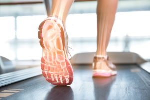 osoba nosząca buty profilaktyczne - brandvital.eu