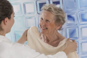 Seniorka po wyjściu z wanny dla niepełnosprawnych - brandvital.eu