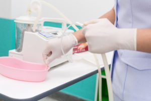 Osoba obsługująca ssak medyczny