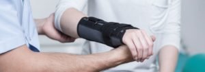 Uraz ręki – nie lekceważ go i zadbaj o regenerację