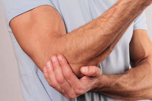 Mężczyzna z bólem łokcia w łokciu tenisity - brandvital.eu