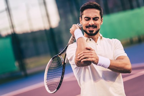 Łokieć tenisisty – przyczyny, objawy, leczenie, rehabilitacja