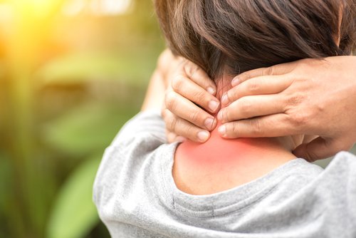 Ból karku i wypukłość pod skórą to typowe objawy wdowiego garbu - Brandvital