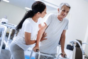 Chodzenie po udarze w wielu przypadkach jest możliwe pod warunkiem regularnych ćwiczeń i rehabilitacji - BRANDvital