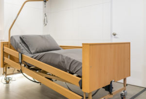 Łóżko sterowane pilotem ułatwia opiekę nad osobą niepełnosprawną - brandvital.eu