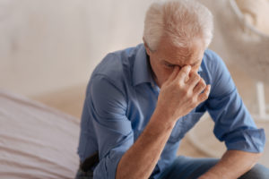 Mężczyzna z niedosłuchem bez aparatu słuchowego - brandvital.eu