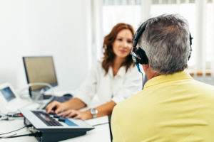 protetyk słuchu prowadzi badanie audiometryczne