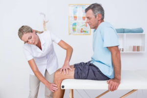 Zapalenie stawu kolanowego – leczenie, objawy i przyczyny