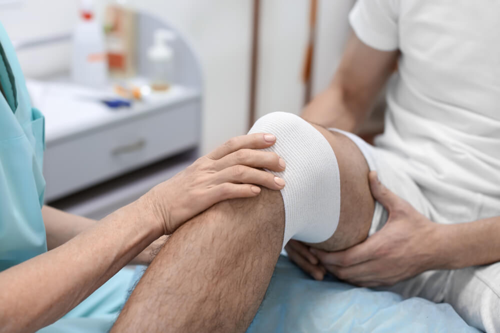 Zapalenie stawu kolanowego – leczenie, objawy i przyczyny