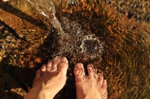 kojąca kąpiel w wodzie tak możesz dbać o stopy