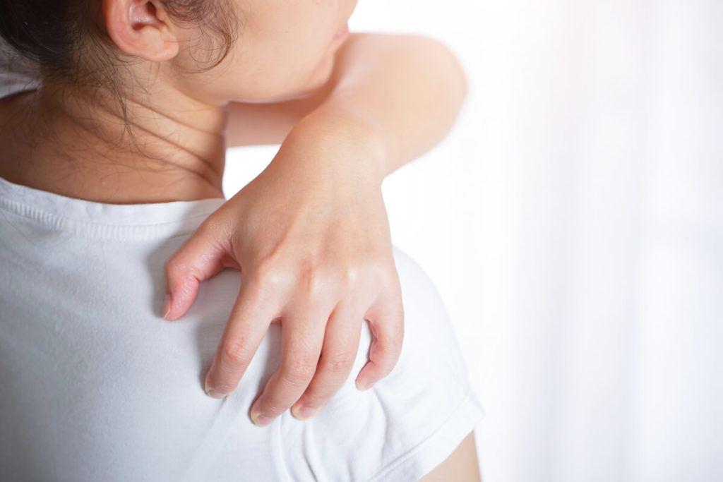 Ból pleców na wysokości łopatek – jakie może mieć przyczyny?
