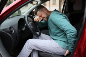 silny ból pośladka u mężczyzny