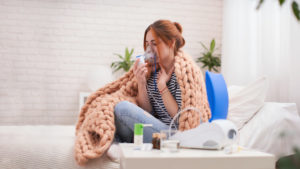 Nebulizator używany przez młodą kobietę
