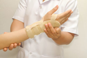 leczenie drętwienia rąk przy pomocy ortezy
