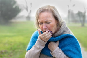 starsza kobieta cierpiąca na przewlekłą chorobę obturacyjną płuc