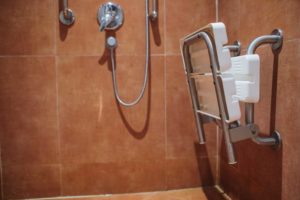 Krzesło kąpielowe z oparciem przytwierdzone do ściany - brandvital.eu