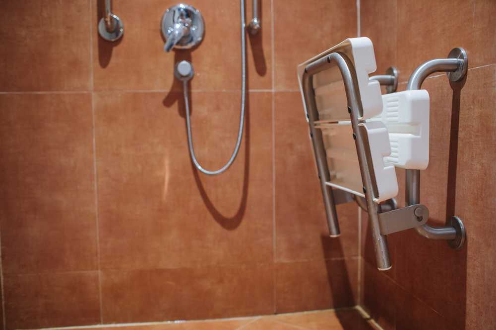 Taborety pod prysznic dla seniorów i niepełnosprawnych – jakie są i do czego służą?