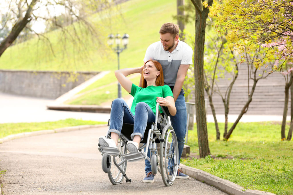 Podjazd dla niepełnosprawnych – tani sposób na dostosowanie schodów do osób niepełnosprawnych