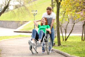 kobieta na wózku inwalidzkim w parku