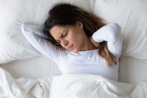 Młoda kobieta budząca się z bólem odcinka szyjnego - brandvital.eu