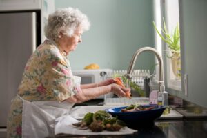 Brak apetytu u seniora - przyczyny zaburzenia łaknienia