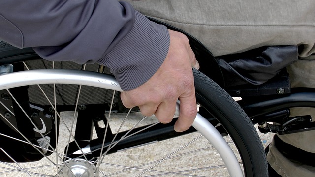 Jakie są rodzaje wózków inwalidzkich – sprawdź klasyfikację