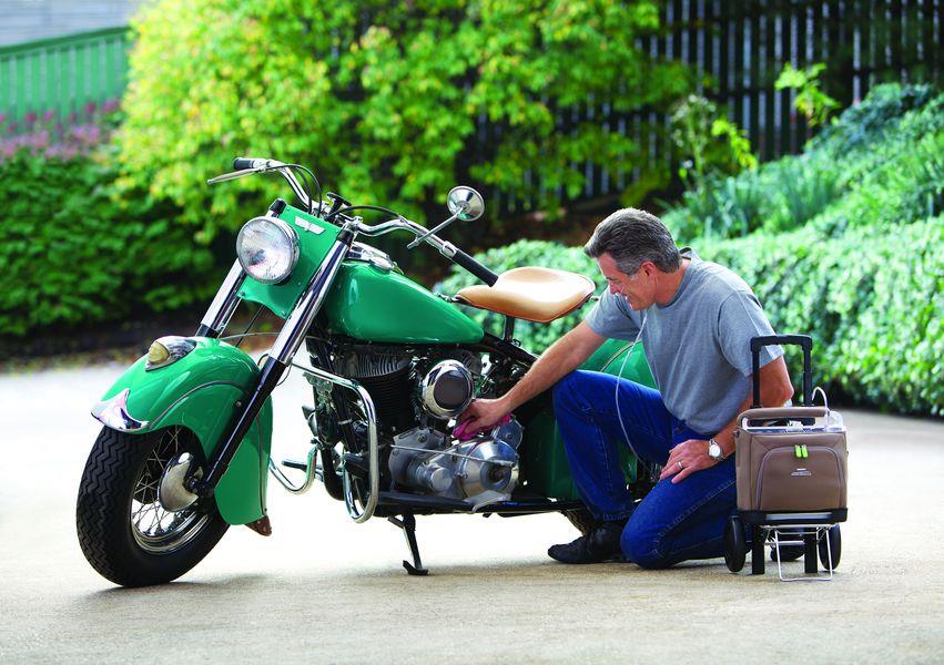 mężczyzna przy motorze z koncentratorem tlenu