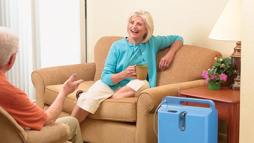 kobieta z przenośnym koncentratorem tlenu