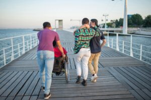 osoba na wózku inwalidzkim w gronie znajomych